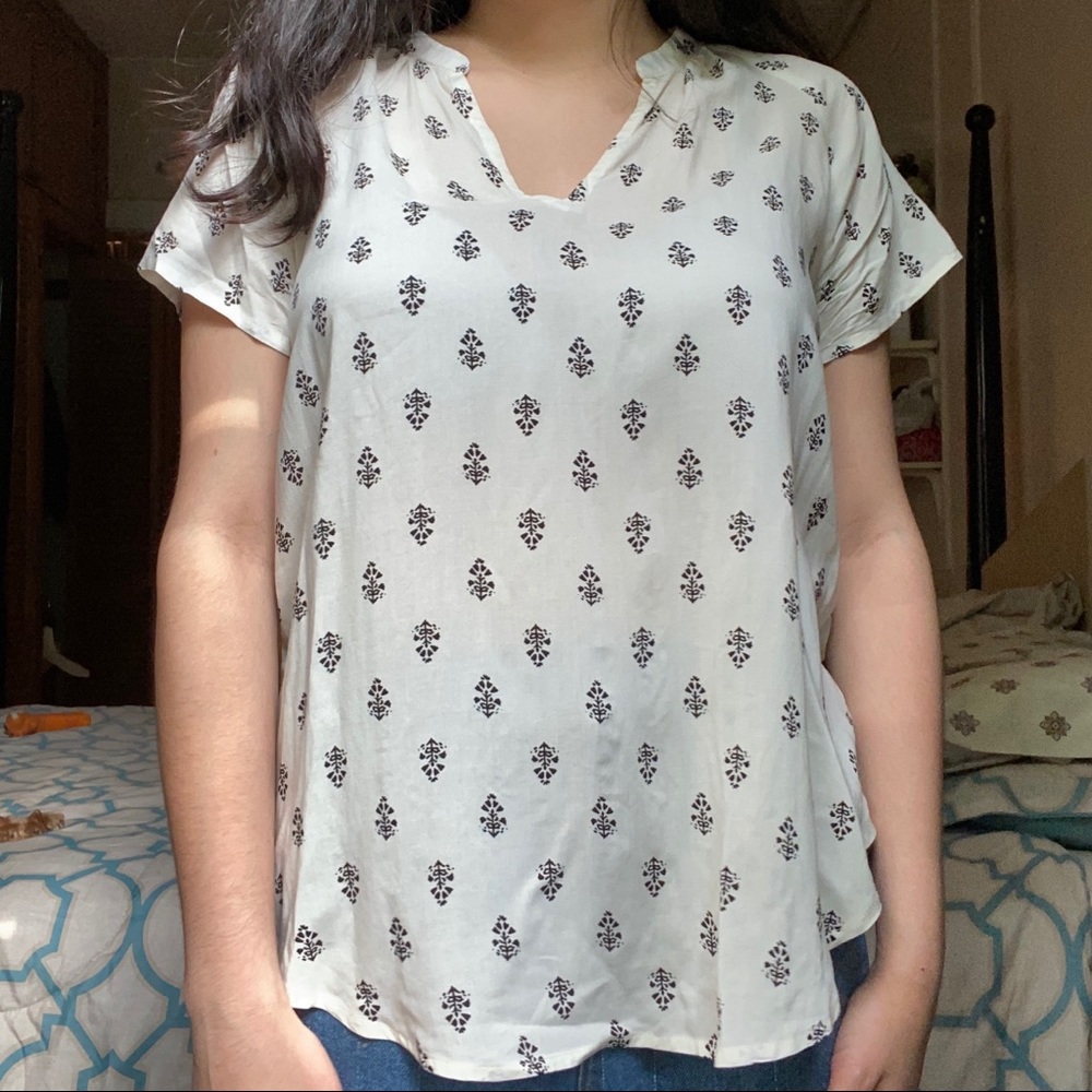 Old Navy Arrow Patterned Blouse